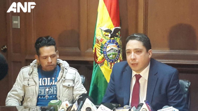 De izquierda a derecha: Reynaldo Ramírez junto al ministro Héctor Arce. Foto: ANF