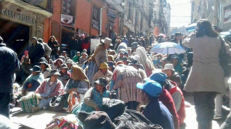 Pobladores de Achacachi pidiendo liberta para su dirigente . Foto: RC Bolivia
