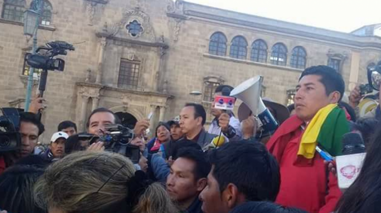 El dirigente vecinal de Achacachi, Snor Condori (rojo) tras salir de celdas judiciales. Foto: RRSS