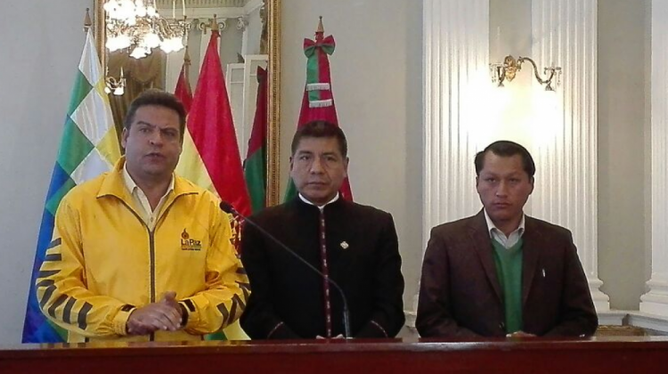 El alcalde Luis Revilla junto al canciller, Fernando Huanacuni, y el secretario general de la gobernación, Ricardo Mamani.   Foto: @MRE_Bolivia