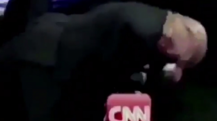 Trump golpea a un hombre con el logotipo de la cadena de CNN.  Foto: Captura