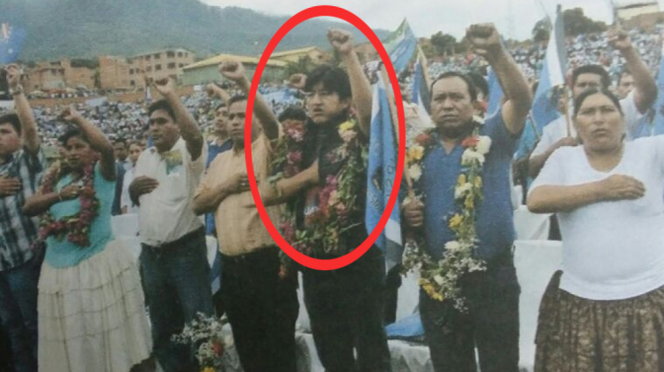 Una fotografía en la que se ve a Jesús Vera levantando el puño izquierdo en un acto del MAS.  Foto: erbol.com.bo
