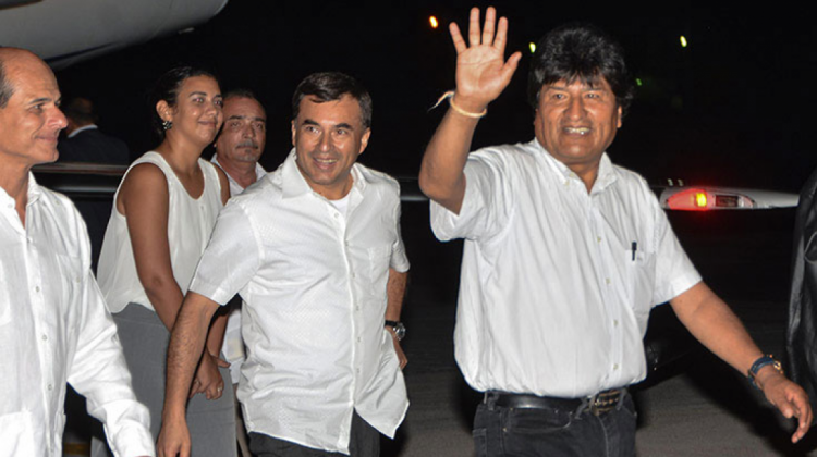 Rogelio Sierra (izquierda), embajador Juan Ramón Quintana (centro) y Evo Morales (derecha). Foto: vanguardia.cu