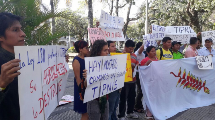 Indígenas y colectivos ciudadanos en rechazo a la carretera por el TIPNIS. Foto: ANF