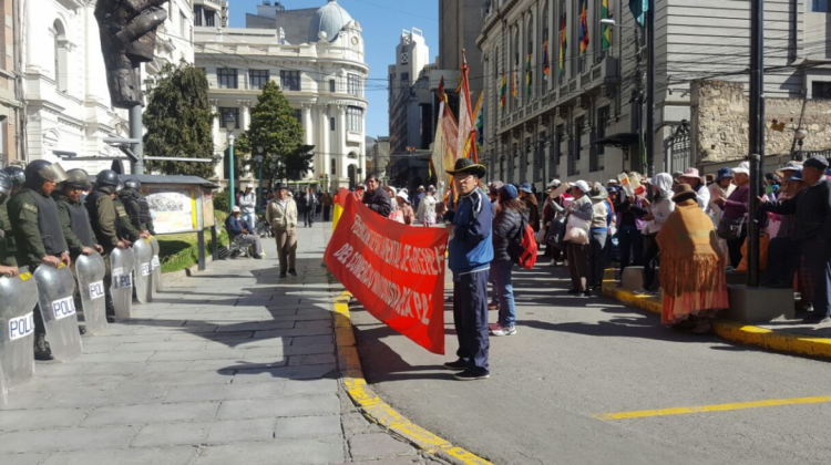 Los gremialistas cercaron la Alcaldía de La Paz. Foto: ANF