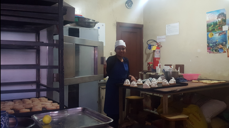 Trabajadora de pastelería. Foto: ANF