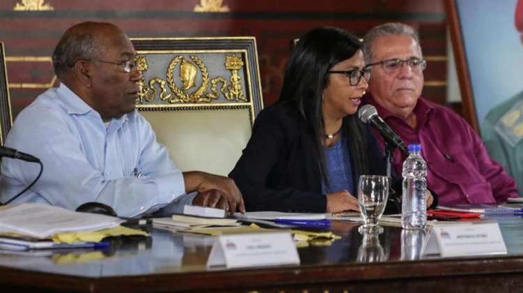 Al centro, presidenta de la Asamblea Constituyente de Venezuela, Delcy Rodriguez. Foto: El Nuevo Diario