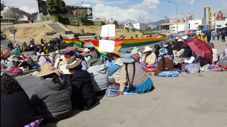 Comerciantes minoristas bloquearon la avenida Montes.  Foto: ANF
