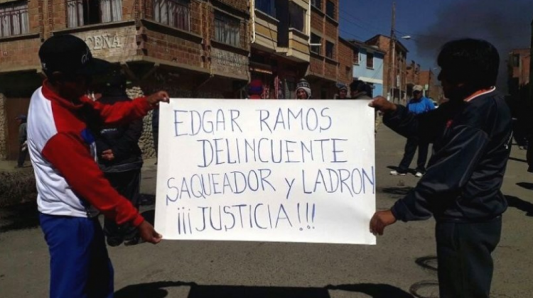 Pobladores de Achacachi muestran un letrero de protesta en contra de su alcalde.  Foto: ANF