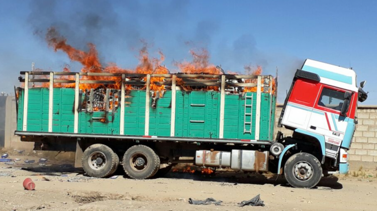 Las llamas consumen el camión que cargaba mercadería de contrabando.