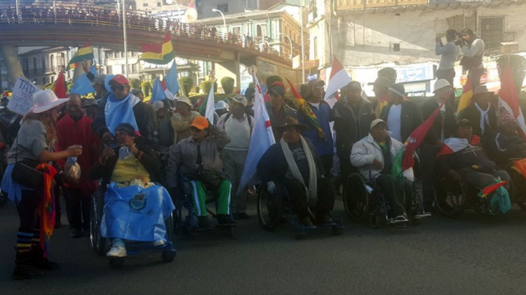 La caravana de personas con discapacidad de 2016 que llegó hasta La Paz para pedir un bono mensual. Foto de archivo: ANF.