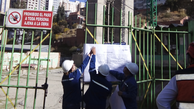 Funcionarios del Ministerio de Trabajo pegan un comunicado en la construcción del puente Gemelo. Foto: Ministerio de Trabajo