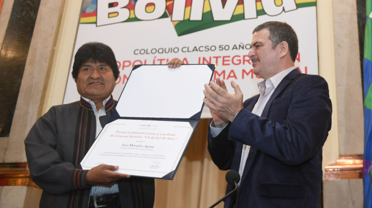 Presidente Evo Morales recibe el premio de manos de Pablo Gentili. Foto: ABI