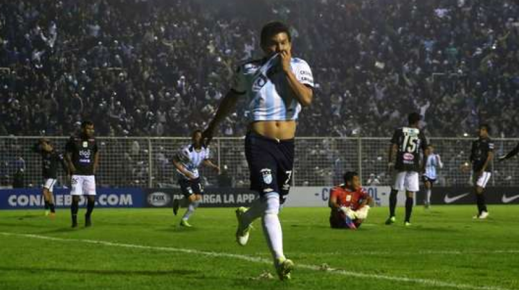 Luis Rodríguez celebra uno de los tres goles que le convirtió a Oriente Petrolero.   Foto: @deportetotal_bo