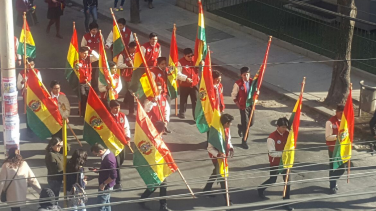 Estudiantes desfilan en la avenida 20 de Octubre. Foto: ANF