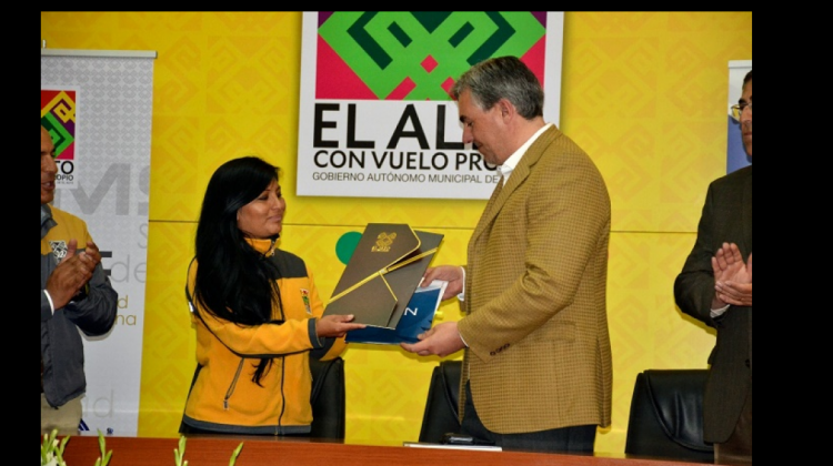 Alcaldesa de El Alto, Soledad Chapetón y Hernan Atella, Gerente General de la CBN. Foto. RB