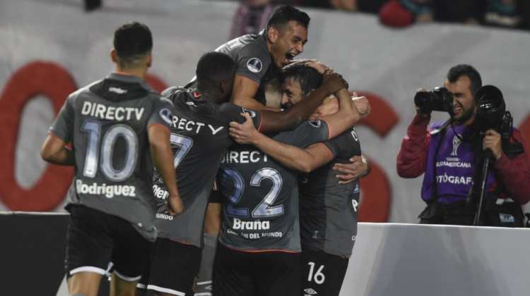 Jugadores de Estudiantes de La Plata celebran uno de los goles de la victoria 2-0 sobre Nacional Potosí.  Foto: @CONMEBOL