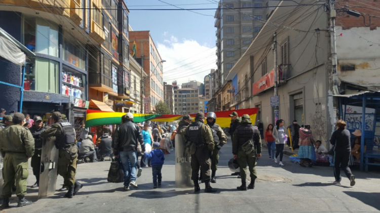 Efectivos policiales en uno de los puntos de bloqueo de los gremialistas este lunes. Foto: ANF
