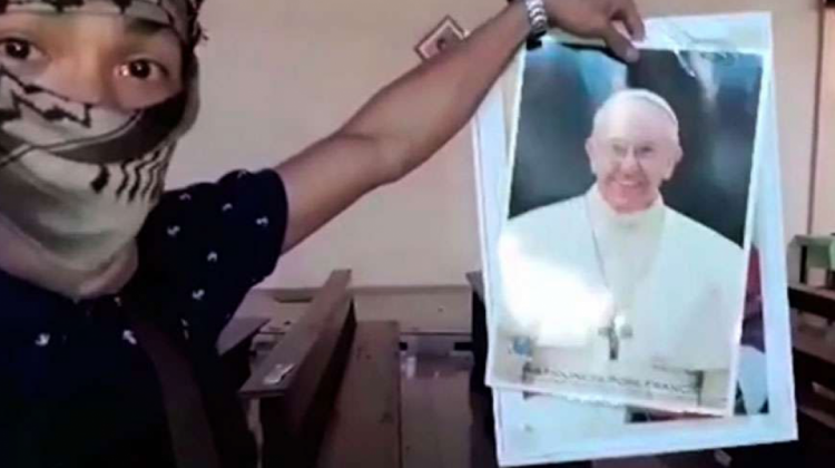 Uno de los terroristas rompió la imagen del Papa. (Captura de video: aciprensa.com)