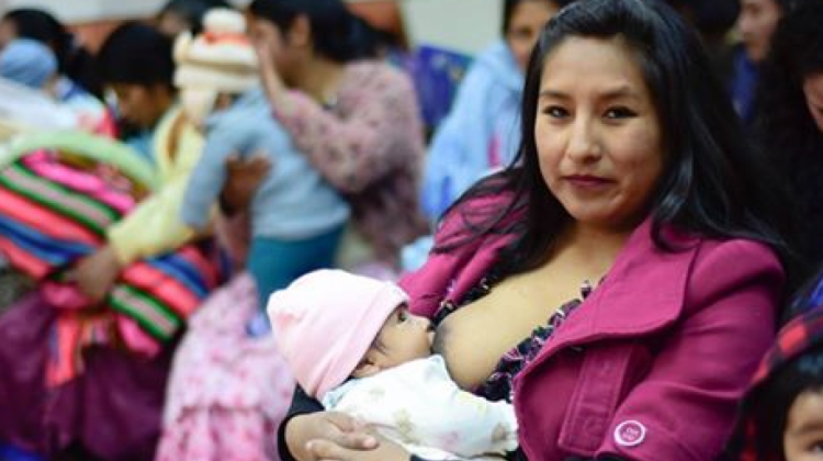 Un joven madre alimenta a su bebé. Foto: Ministerio de Salud.