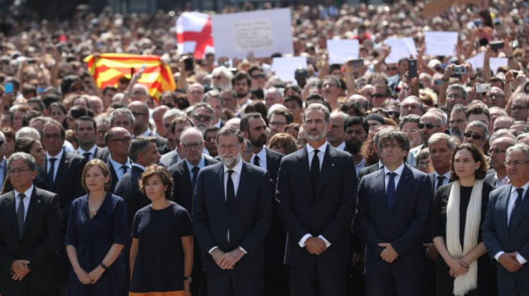 Durante el minuto de silencio en la plaza de Catalunya . Foto: El País