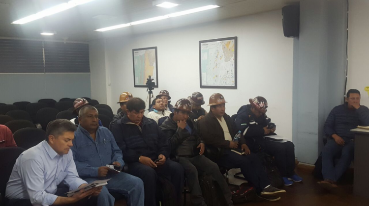 Reunión de trabajadores mineros, empresarios de EMIPA y personeros del Ministerio de Minería. Foto: ANF
