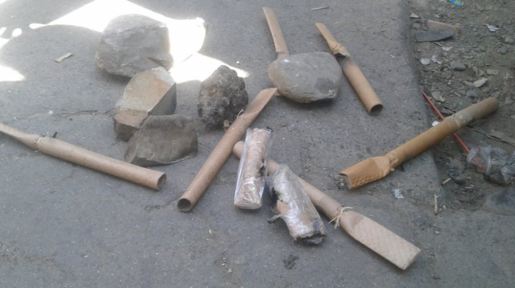 Algunas piedras y petardos que fueron utilizados en el enfrentamiento de los vecinos.  Foto: @rcbolivia