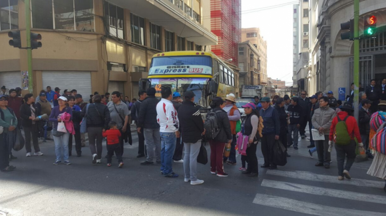 Gremialistas impiden el paso a un bus del transporte público en la calle Mercado. Foto: ANF