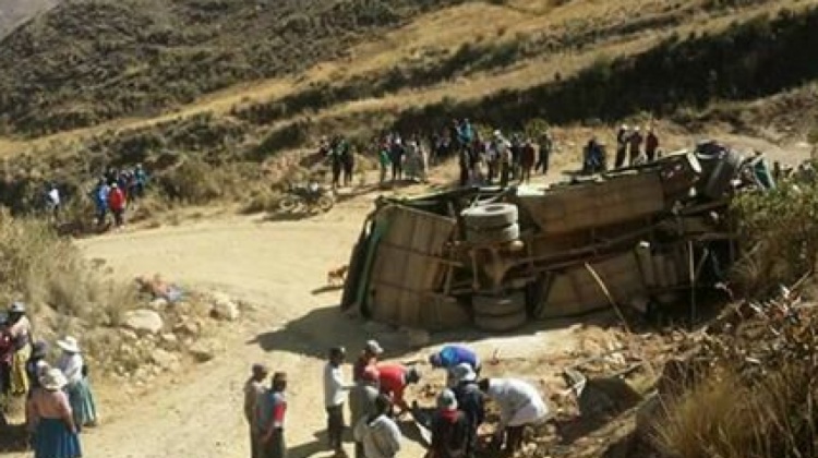 El bus accidentando en Cairoma. Foto: Radio Valle