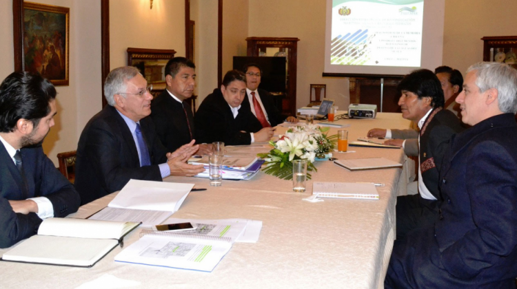 Reunión de autoridades del Gobierno y el equipo jurídico. Foto: Palacio de Gobierno.