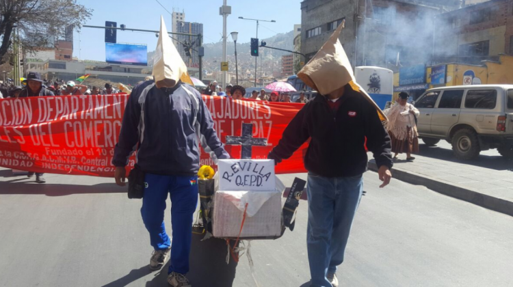 Gremiales en su protesta por el centro paceño este martes. Foto: ANF