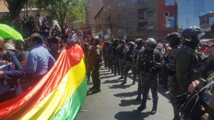 Policías en la protesta de gremiales y comerciantes de la Huyustus. Foto: ANF