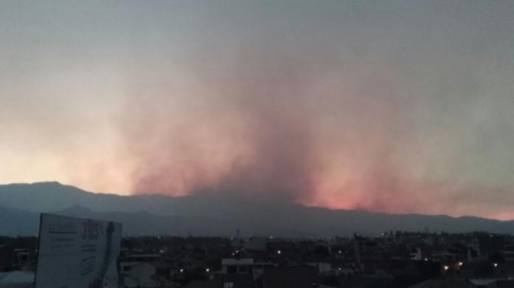 Incendio provocó una gran capa de humo en Tarija . Foto: Ahora Digital
