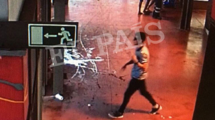 El momento de la fuga del terrorista por un pasillo del mercado La Boqueria. Foto: El País.