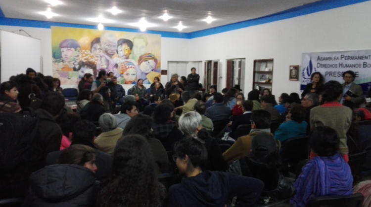 Dirigentes y activistas se reunieron en la sede de la Asamblea de Derechos Humanos de Bolivia.