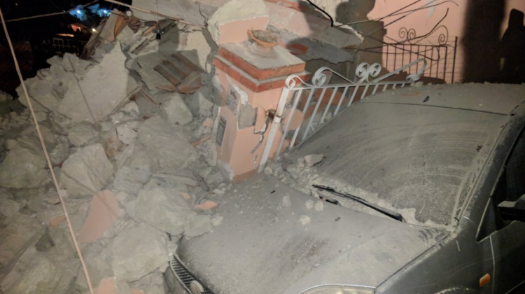 Una casa que fue reducida a escombros tras el sismo en la isla de Ischia.