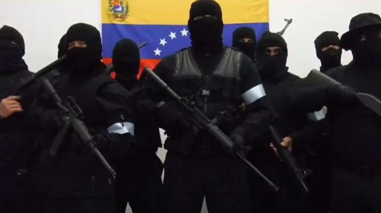 Hombres revelados contra el régimen de Nicolás Maduro.