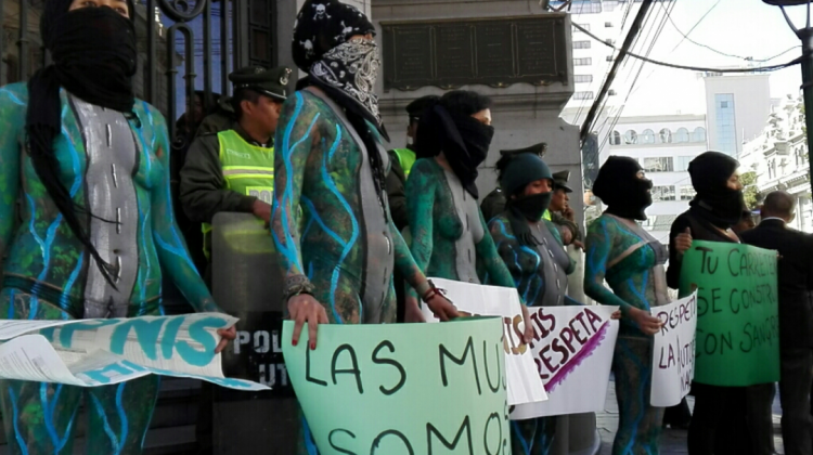 El grupo de mujeres en la puerta de la Vicepresidencia protestaron en contra de la carretera por el TIPNIS. Fotos ANF