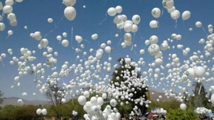 Lanzamiento de globos en el Parque de las Memorias. Foto. RB