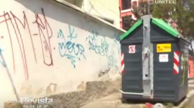 El cuerpo estaba al lado de un contenedor de basura de la zona Miraflores. (Captura de pantalla: Unitel)