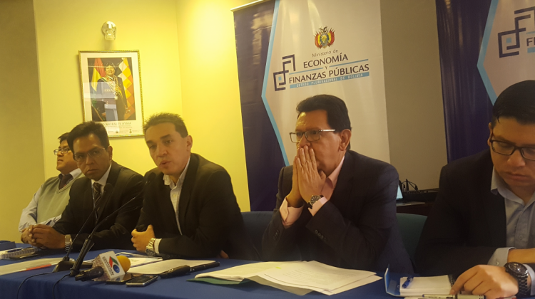 Mario Guillén, ministro de Economía y Finanzas (centro) junto con sus colaboradores. Foto: ANF