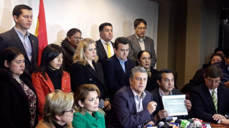 La bancada de legisladores del Movimiento Demócrata Social junto a Ernesto Suárez. Foto: ANF