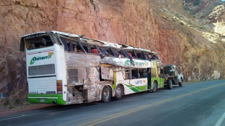En estas condiciones quedó el bus tras el vuelco lateral que sufrió en la carretera Oruro-Potosí.  Foto: @Canal_BoliviaTV
