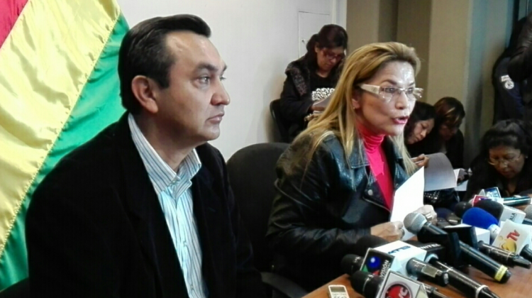 La senadora Jeanine Añez junto a su colega Yerko Nuñez informa sobre los resultados de una petición de informe escrito. Foto: ANF