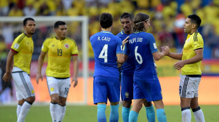 Jugadores de Brasil y Colombia se saludan tras el empate 1-1.  Foto: @CONMEBOL