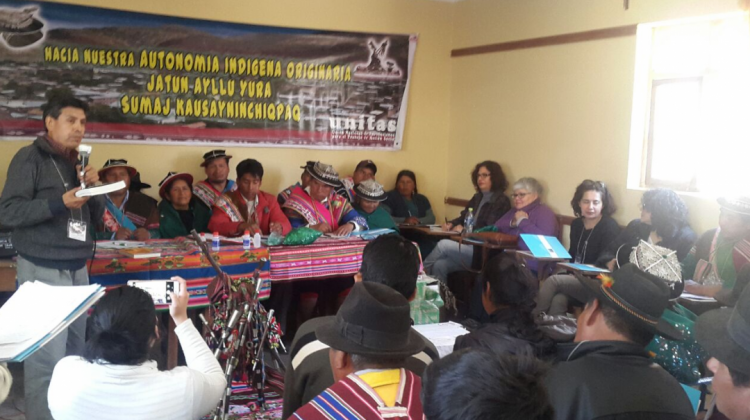 11 instituciones debaten la realidad de la “autonomía y gobierno indígena”. Foto: ANF