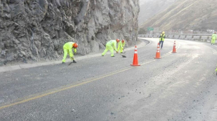 Funcionarios limpian una carretera tras los sismos. Foto: El Comercio.
