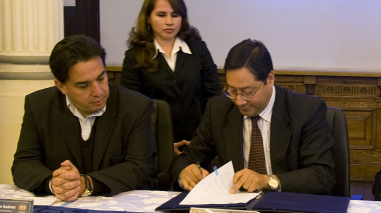 Mario Guillén, ministro de Economía junto a su antecesor, Luis Arce. Foto archivo Ministerio de Economía
