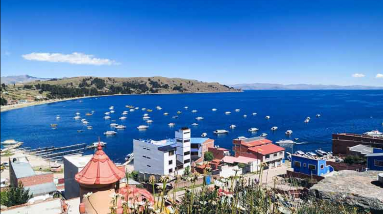 Vista del Lago Titicaca desde Copacabana. Foto: mundoalbergues.com