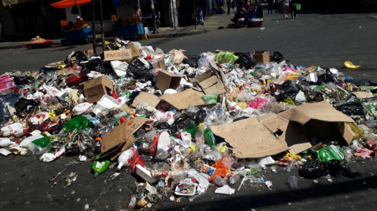 La basura se acumula en las calles de la Ceja de El Alto. Foto: radio Cepra